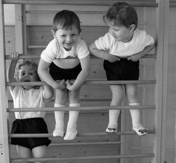 Дети в детском саду занимаются физкультурой на шведской стенке, 1985 год. - Sputnik Беларусь