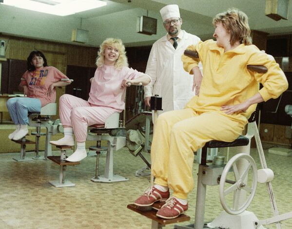 Руководитель оздоровительного центра при курортной поликлинике №1 Сочи Олег Махов наблюдает за занятиями пациентов в тренажерном зале, 1988 год. - Sputnik Беларусь