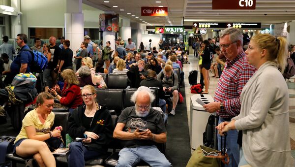 Пассажиры в аэропорту Сиэтла после инцидента с угнанным самолетом - Sputnik Беларусь