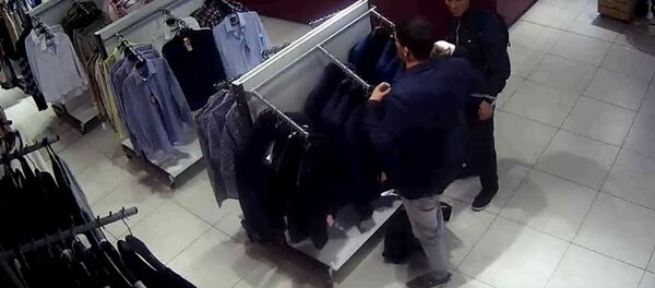 Неизвестные обокрали магазин в центре Минска, видео - Sputnik Беларусь