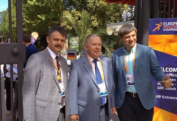 Министр спорта и туризма Беларуси Сергей Ковальчук, вице-премьер Василий Жарко и председатель БФЛА Вадим Девятовский в Берлине - Sputnik Беларусь