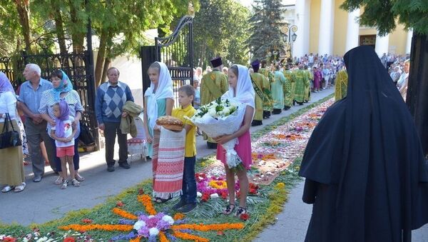 Митрополита Павла верующие встретили ковром из живых цветов и караваем - Sputnik Беларусь