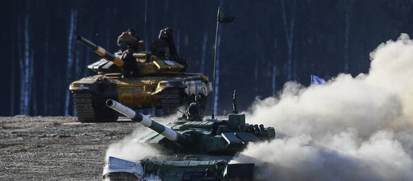 Танк команды армии Беларуси (слева) и танк команды армии Казахстана в финале международных соревнований Танковый биатлон-2018 на подмосковном полигоне Алабино - Sputnik Беларусь