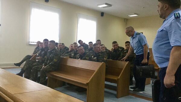 Гособви6итель Юрий Шерстнев и потерпевшие солдаты-срочники перед заседанием суда - Sputnik Беларусь