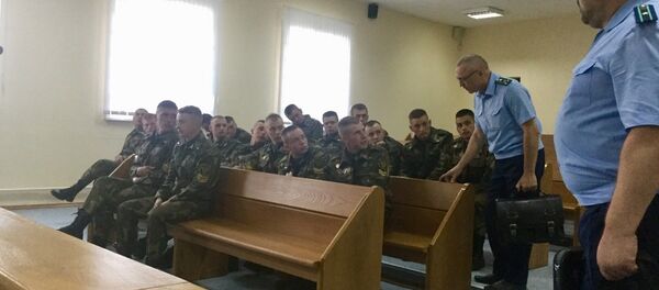 Гособви6итель Юрий Шерстнев и потерпевшие солдаты-срочники перед заседанием суда - Sputnik Беларусь