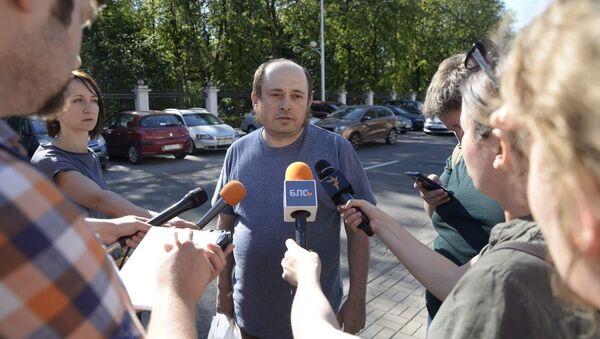 Журналист Павел Быковский возле СК - Sputnik Беларусь