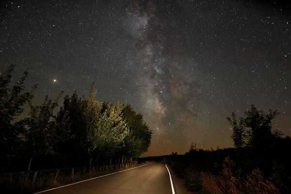 Такім было начное неба 13 жніўня над дарогай у Бердуседа, Іспанія. - Sputnik Беларусь