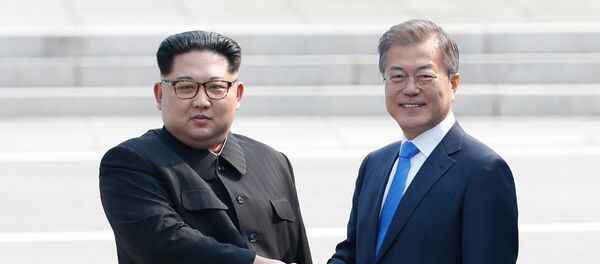 Президент Южной Кореи Мун Чжэ Ин и лидер КНДР Ким Чен Ын Президент Южной Кореи Мун Чжэ Ин и лидер КНДР Ким Чен Ын - Sputnik Беларусь