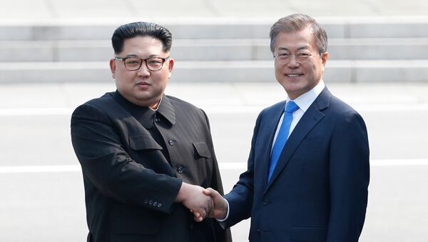 Президент Южной Кореи Мун Чжэ Ин и лидер КНДР Ким Чен Ын - Sputnik Беларусь