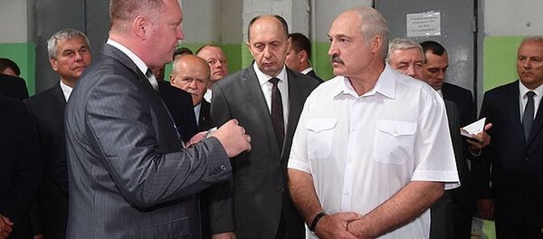 Александр Лукашенко на Оршанском инструментальном заводе - Sputnik Беларусь