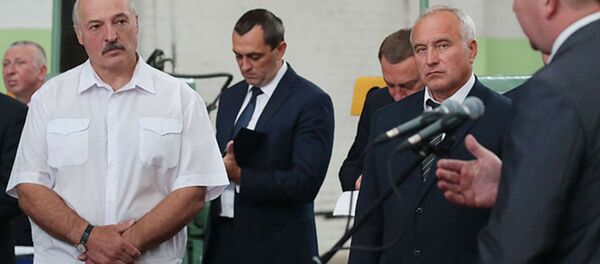 Александр Лукашенко во время посещения Оршанского инструментального завода, 13 августа 2018 года - Sputnik Беларусь