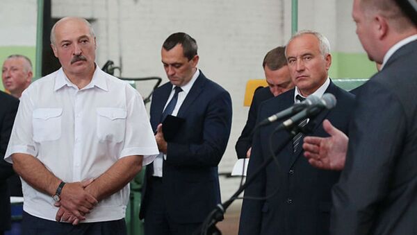 Александр Лукашенко во время посещения Оршанского инструментального завода, 13 августа 2018 года - Sputnik Беларусь