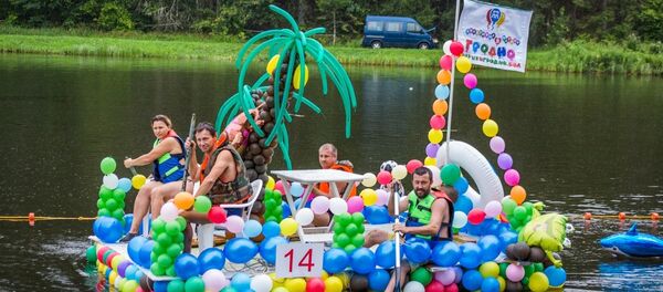 Заплыв веселых кораблей прошел на Августовском канале в Гродно - Sputnik Беларусь