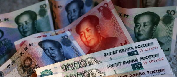 Китайские банкноты номиналом в 100, 50, 20, 10 и 5 юаней и российские 1000 и 100 рублевые купюры. - Sputnik Беларусь