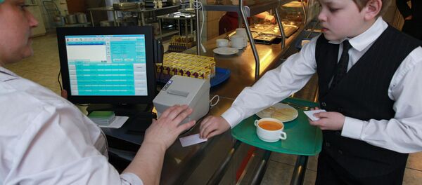 Школьнікі разлічваюцца абеды электроннымі карткамі - Sputnik Беларусь