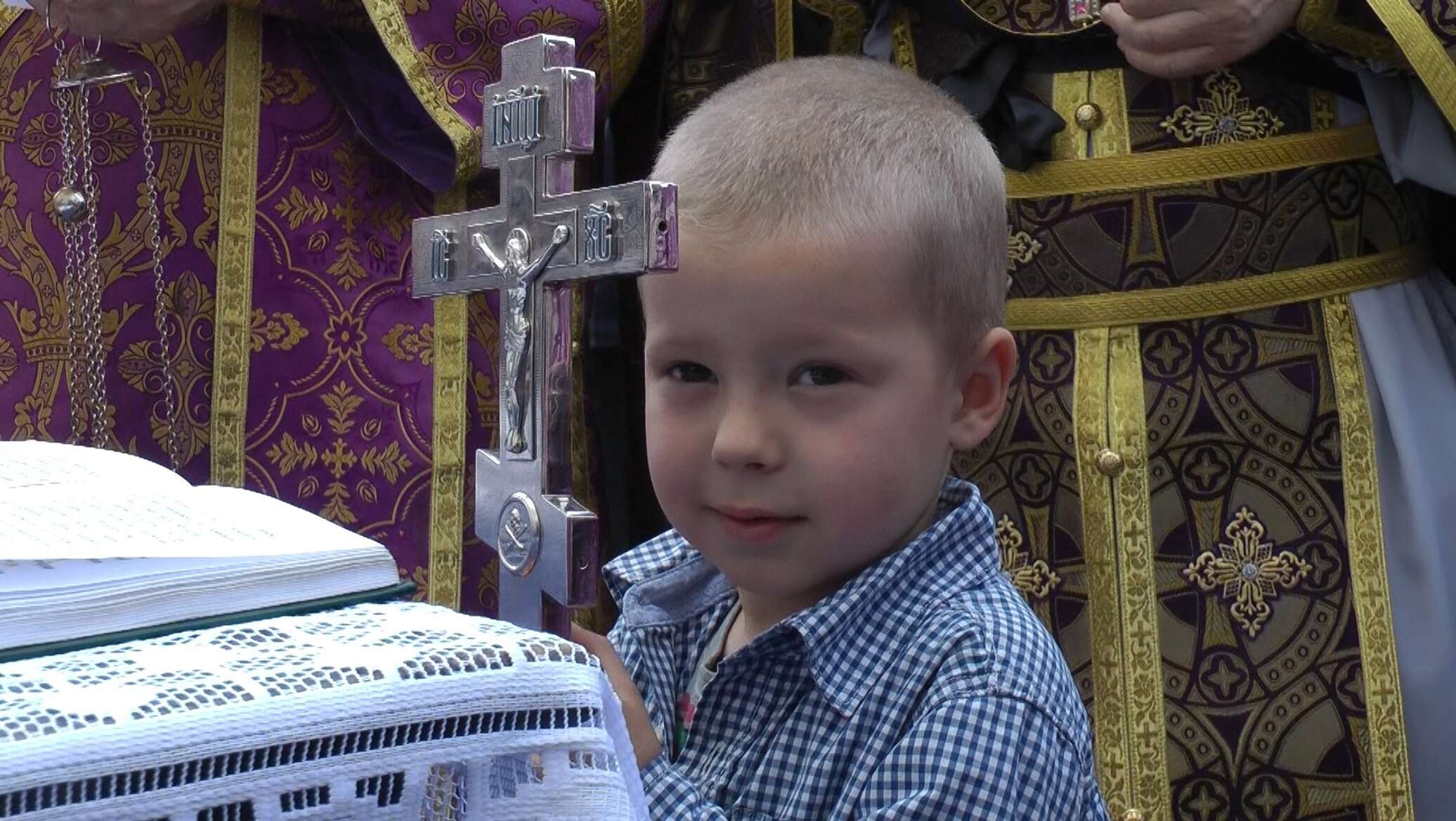 Православный детский сад. Православие детям видео. Девочка в храме. Красивые дети в храме. Православие детям видео.