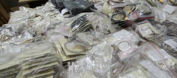 Таможенники нашли контрабандные драгоценности Таможенники нашли контрабандные драгоценности - Sputnik Беларусь