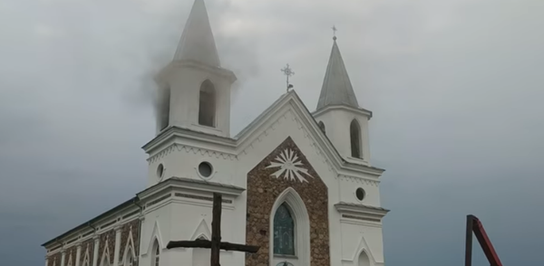 Костел загорелся от молнии в Гродненском районе (видео) - Sputnik Беларусь