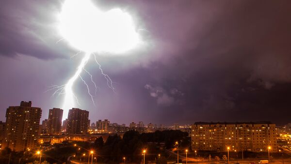 Молния в ночном небе над Минском - Sputnik Беларусь