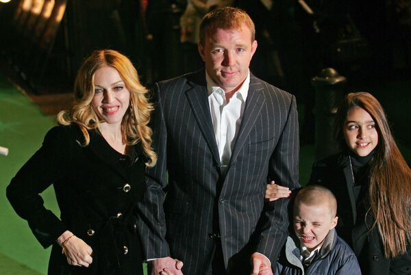 Мадонна, ее муж и британский режиссер Гай Ричи и дети, Рокко и Лурд в 2007 году. - Sputnik Беларусь
