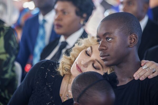 Мадонна с приемным сыном Дэвидом Банда во время церемонии открытия детской больницы в Малави в 2017 году. - Sputnik Беларусь