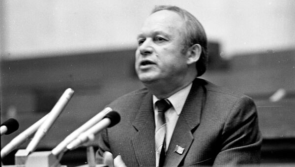 Николай Дементей выступает на 5-й внеочередной сессии Верховного совета БССР XII созыва, 25 августа 1991 года - Sputnik Беларусь