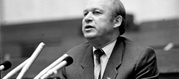 Николай Дементей выступает на 5-й внеочередной сессии Верховного совета БССР XII созыва, 25 августа 1991 года - Sputnik Беларусь