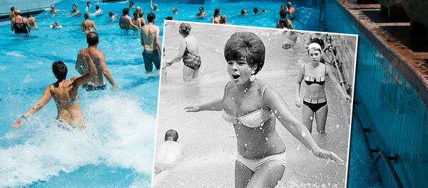 Снимок бассейна Tермальных Bанн Геллерт из фотопроекта Окно в прошлое венгерского фотографа Kerenyi Zoltan, 1971/2011 года - Sputnik Беларусь