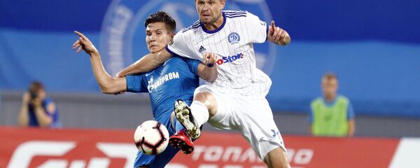 Игрок Зенита Эльмир Набиуллин (слева) и игрок Динамо (Минск) Филипп Иванов - Sputnik Беларусь