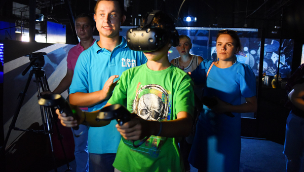 Илья Чернобаев в шлеме виртуальной реальности сначала стал лыжником, потом джедаем - Sputnik Беларусь