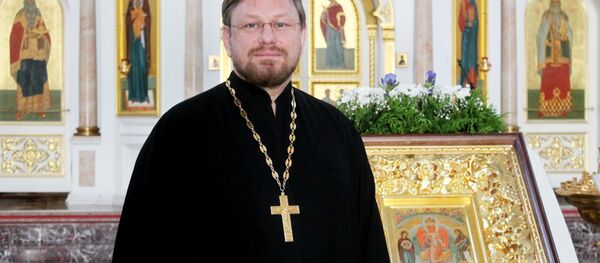 Священнослужитель Свято-успенского кафедрального собора протоиерей Дмитрий Казусев Священнослужитель Свято-успенского кафедрального собора протоиерей Дмитрий Казусев - Sputnik Беларусь