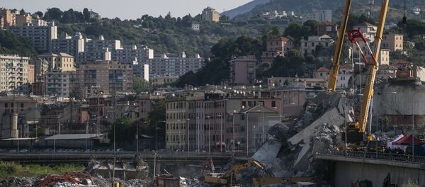 Двухсотметровый пролет моста на автостраде А10 вместе с машинами и людьми обрушился под Генуей - Sputnik Беларусь
