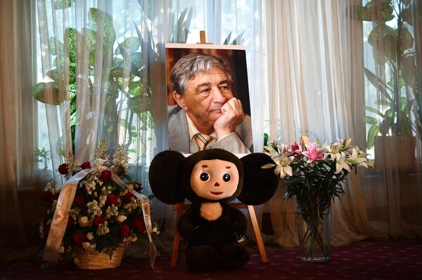 Портрет писателя Эдуарда Успенского и игрушка Чебурашка  - Sputnik Беларусь