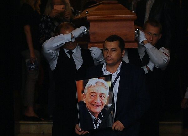 Вынос гроба с телом писателя Эдуарда Успенского  - Sputnik Беларусь