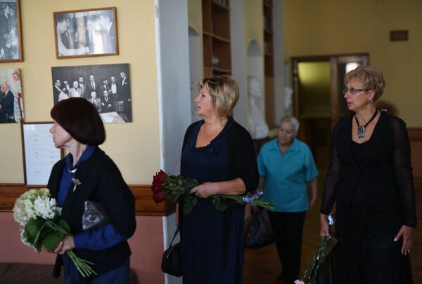 Люди идут с цветами на церемонию прощания  - Sputnik Беларусь