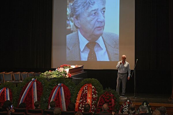 На церемонии прощания выступил актер и телеведущий Леонид Якубович  - Sputnik Беларусь