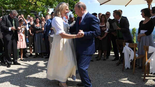 Путин танцует с главой МИД Австрии Карин Кнайсль на ее свадьбе - Sputnik Беларусь