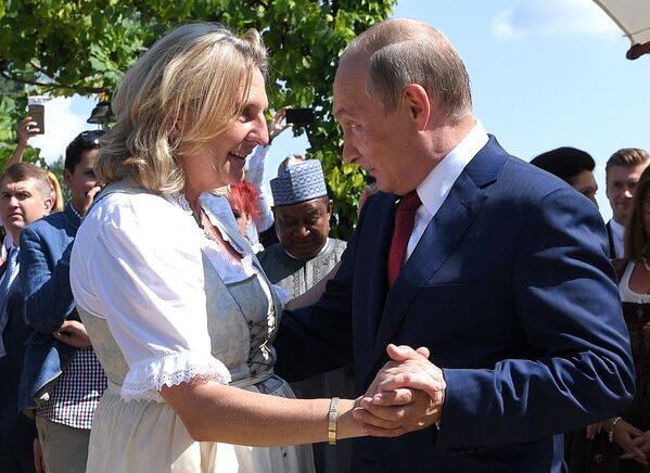 Глава МИД Австрии Карин Кнайсль танцует с президентом России Владимиром Путиным - Sputnik Беларусь