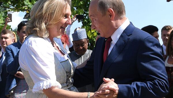 Глава МИД Австрии Карин Кнайсль танцует с президентом России Владимиром Путиным - Sputnik Беларусь
