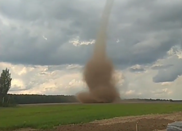 Тарнада ў Лідскім раёне патрапіла на відэа Тарнада ў Лідскім раёне патрапіла на відэа - Sputnik Беларусь