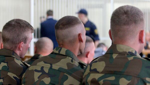 Солдаты-срочники в зале суда - Sputnik Беларусь