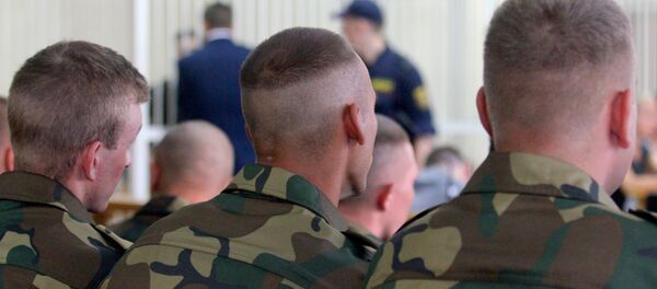 Солдаты-срочники в зале суда - Sputnik Беларусь