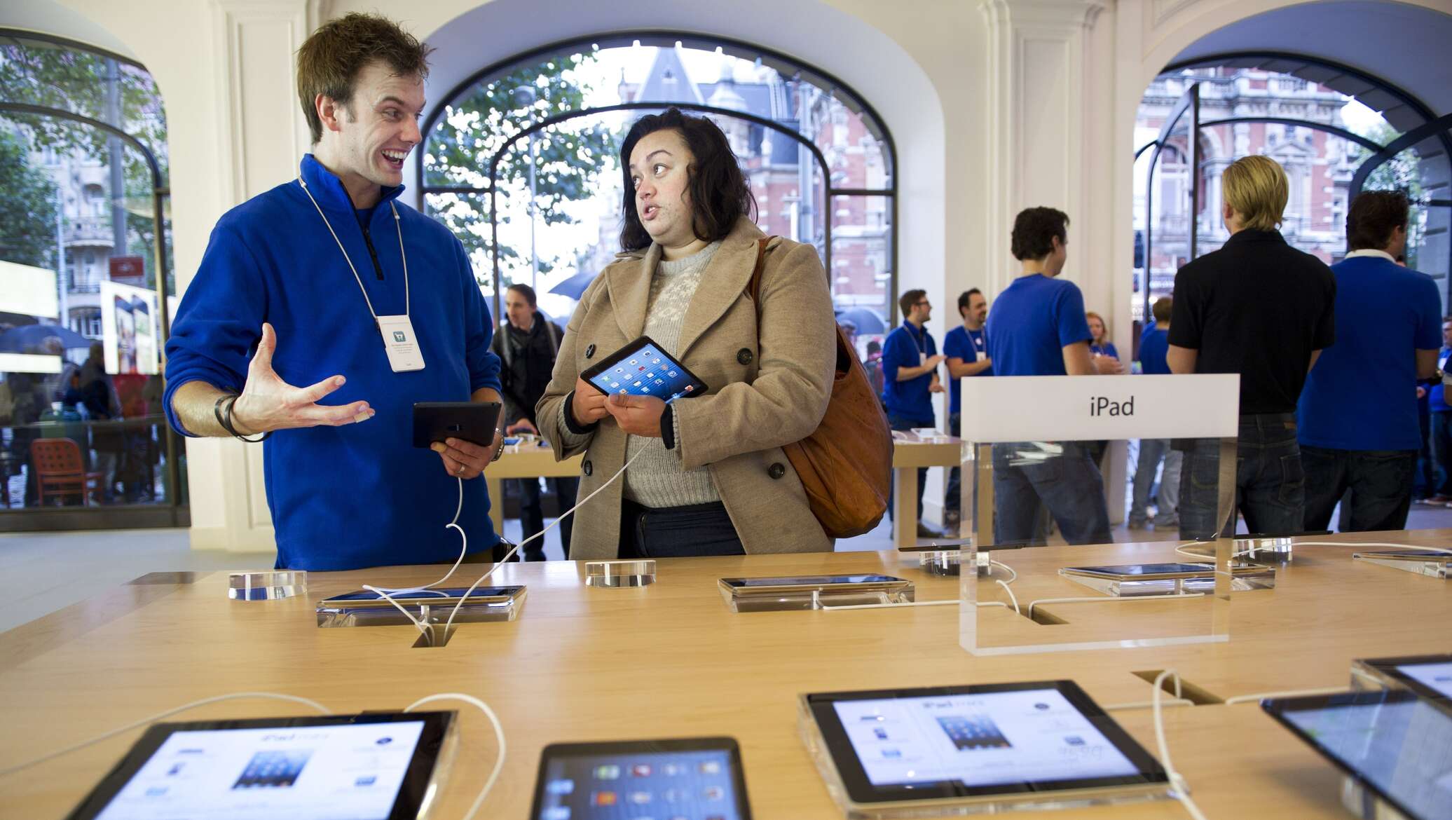 Планшет взорвался в магазине Apple в Амстердаме - 20.08.2018, Sputnik  Беларусь