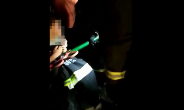 Спасатели освободили застрявшего в металлическом цветке ребенка Спасатели освободили застрявшего в металлическом цветке ребенка - Sputnik Беларусь