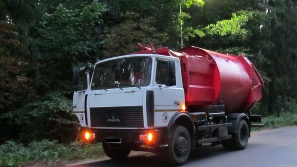 Рабочего мусоровоза насмерть придавило под Минском - Sputnik Беларусь