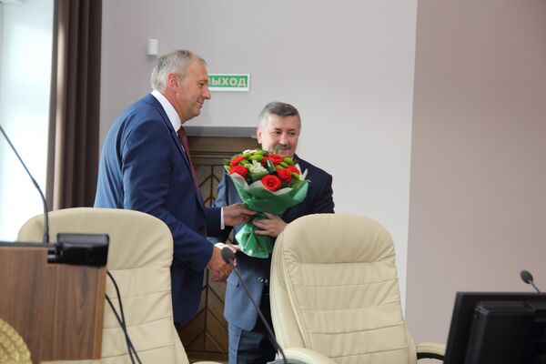 Премьер-министр Сергей Румас и экс-министр экономики Владимир Зиновский представили в новой должности министра экономики Дмитрия Крутого - Sputnik Беларусь