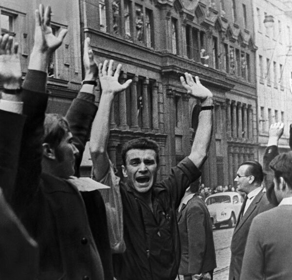 На улицах Праги в дни событий 1968 года в Чехословакии. - Sputnik Беларусь