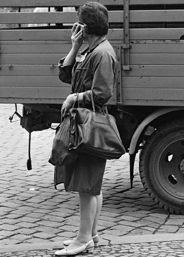 Женщина слушает подпольное радио в Праге. - Sputnik Беларусь