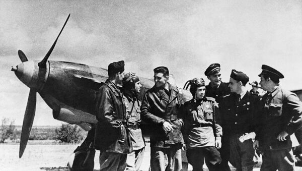 Советские и французские летчики эскадрильи Нормандия — Неман беседуют в районе Курской дуги. - Sputnik Беларусь