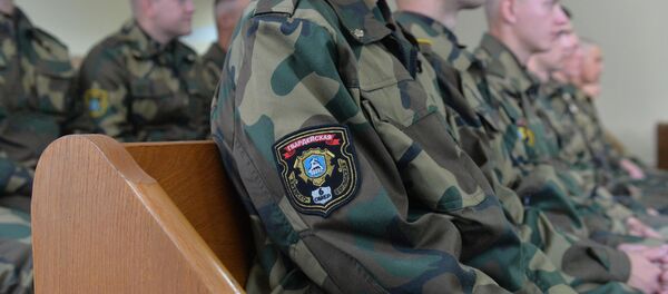 Солдаты, которые проходят потерпевшими по делу солдата-срочника Александра Коржича, в зале суда - Sputnik Беларусь